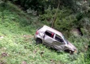 हादसा : खाई में गिरी अनियंत्रित कार। पति की मौत, पत्नी गम्भीर घायल