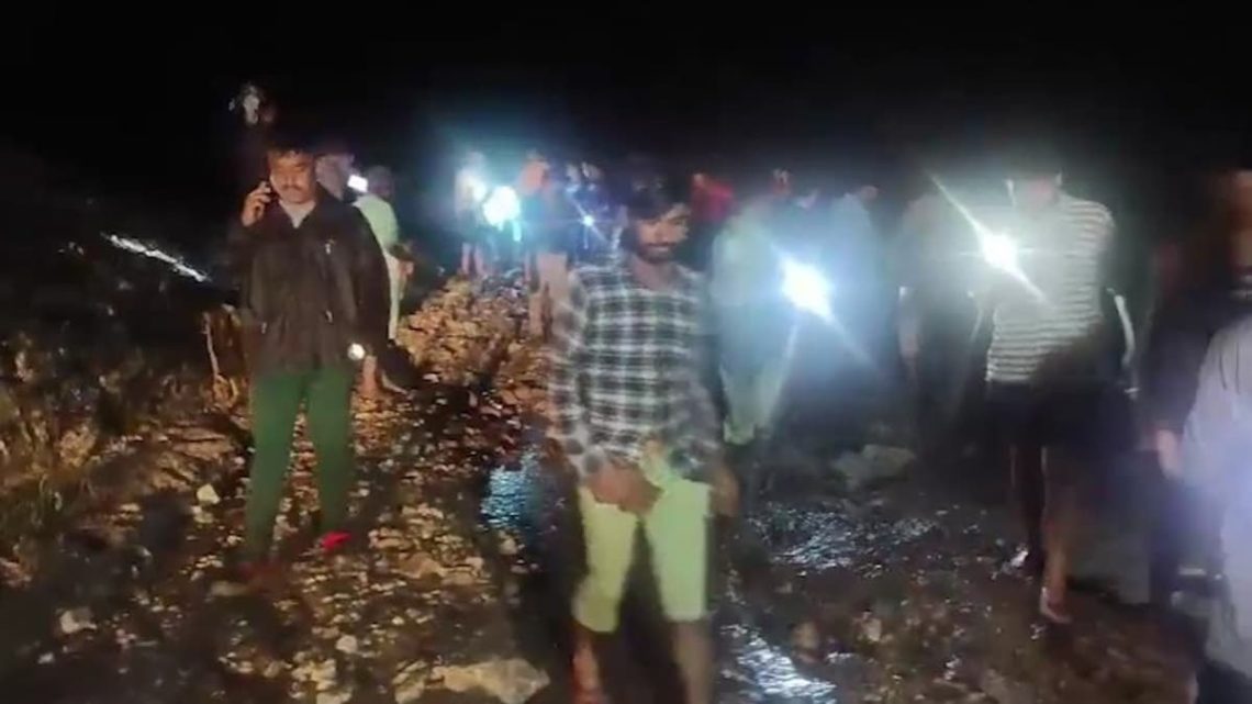 आफत : बारिश का कहर जारी । कहीं गिरे मकान, कहीं फटा बादल। कई लोग मरे, बमुश्किल कटी रात