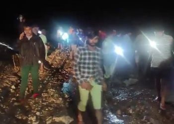 आफत : बारिश का कहर जारी । कहीं गिरे मकान, कहीं फटा बादल। कई लोग मरे, बमुश्किल कटी रात