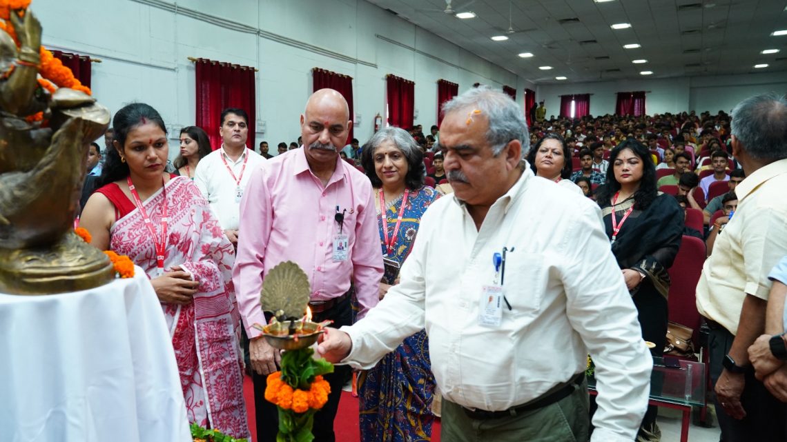 एसजीआरआरयू दीक्षारंभ:सांस्कृतिक कार्यक्रम बने मुख्य आकर्षण का केन्द्र।नव प्रवेशी छात्र-छात्राओं ने बढ़ाई कार्यक्रम की शोभा