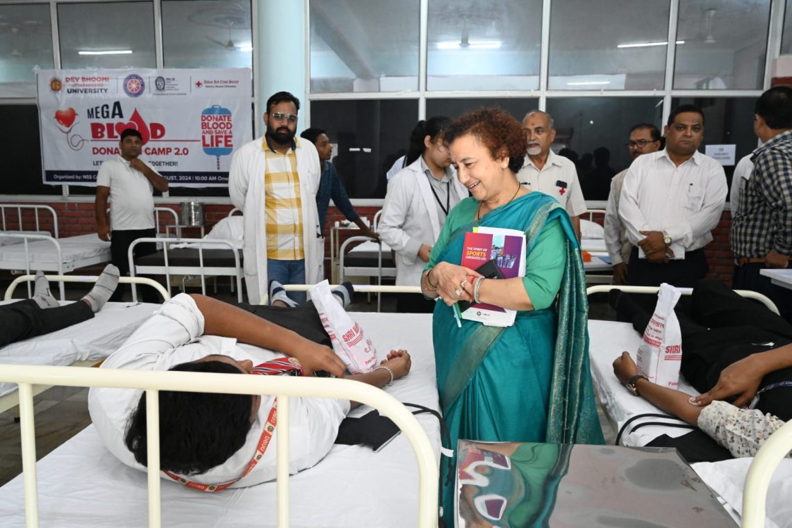 देवभूमि उत्तराखंड यूनिवर्सिटी में महारक्तदान शिविर का आयोजन ,छात्रों ने लिया बढ़चढ़कर हिस्सा