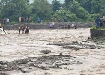हादसा : यहां नाले में बही 9 लोगों से भरी मैक्स। एक महिला की मौत ..