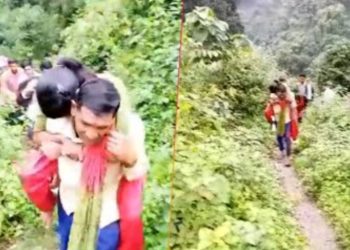 घायल बेटी को पीठ पर लादकर 22 किमी पैदल चला पिता, देखें पूरी खबर