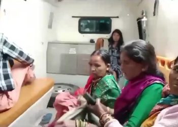 बड़ी खबर : मैक्स खाई में गिरी, 2 बच्चे सहित 12 घायल।