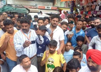 बड़ी खबर : दून के प्रसिद्ध पलटन बाजार में छात्रा से छेड़छाड़। तनाव पूर्ण स्तिथि, बाजार बंद