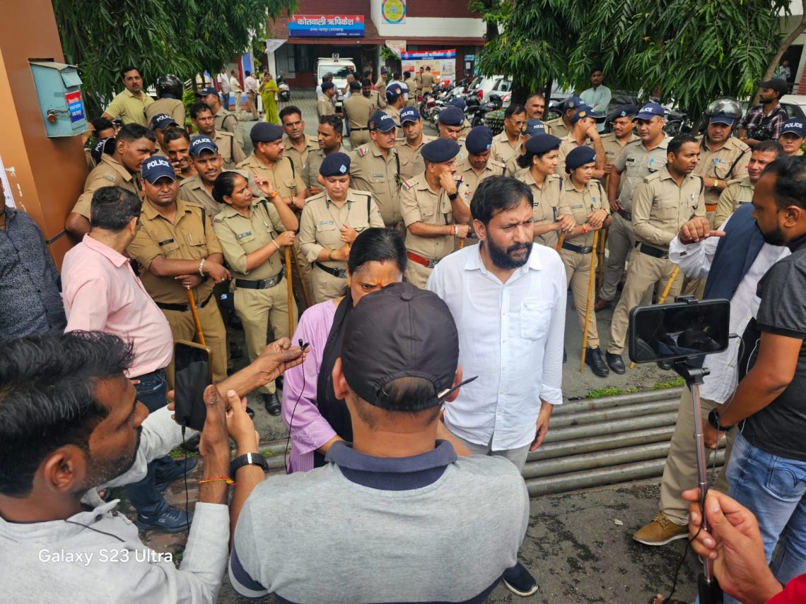 बड़ी खबर : प्रदर्शन के बाद जागी पुलिस। पत्रकार पर जानलेवा हमला करने वाले शराब तस्कर को किया गिरफ्तार। अब उठी संपत्ति को ध्वस्त करने की मांग ..