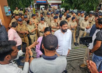 बड़ी खबर : प्रदर्शन के बाद जागी पुलिस। पत्रकार पर जानलेवा हमला करने वाले शराब तस्कर को किया गिरफ्तार। अब उठी संपत्ति को ध्वस्त करने की मांग ..