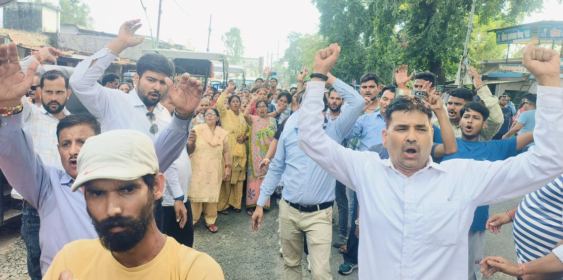 अनिश्चितकालीन धरना : आंदोलनकारीयों की विधायक को खुली चेतावनी। समस्या का समाधान न होने पर फूंकेंगे पुतला