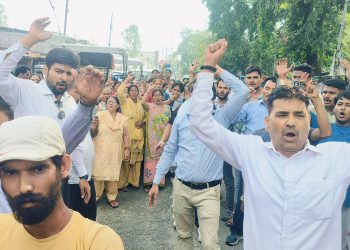 अनिश्चितकालीन धरना : आंदोलनकारीयों की विधायक को खुली चेतावनी। समस्या का समाधान न होने पर फूंकेंगे पुतला