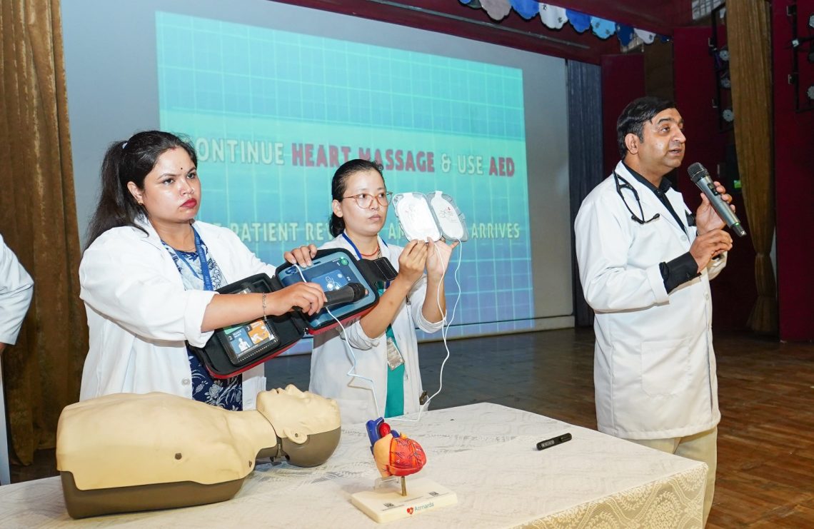 गुड न्यूज : एसजीआरआर अस्पताल के डाक्टरों के सहयोग से बच्चों ने सीखे हार्ट अटैक के मरीज को तात्कालिक उपचार सीपीआर देने के गुर