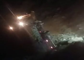 दुर्घटना : हाईवे पर देखते ही देखते खाई में जा गिरा ट्रक..