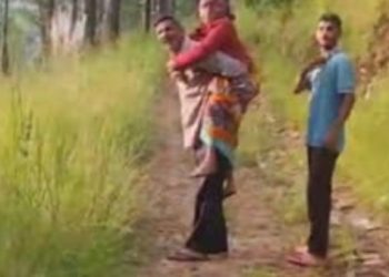 पहाड़ पीड़ा : बुजुर्ग महिला को कंधे पर ले जाना पड़ा अस्पताल, देखें पूरी खबर..