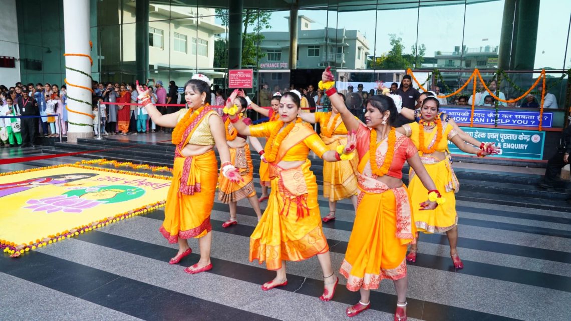 दीपोत्सव की धूम :  रंग बिरंगी रोशनी में सुंदर लगी श्री महंत इन्दिरेश अस्पताल की आभा