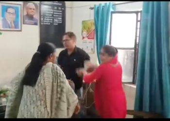 वीडियो वायरल : कृषि विभाग के कार्यालय में महिला ने आईटीआई कार्यकर्ता की चप्पल से कर दी धुनाई..