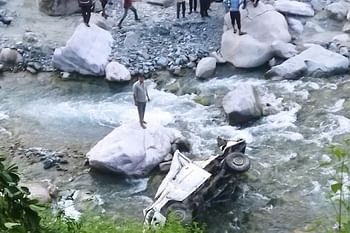 हादसा : गहरी खाई में गिरी अनियंत्रित पिकअप। एक छात्रा की मौत, कई घायल..