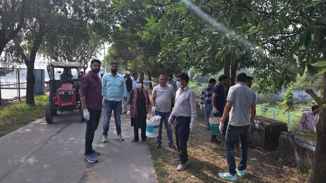 उत्तराखंड स्थापना दिवस:यू. जे. वी. एन. लिमिटेड ने बैराज आस्था पर चलाया स्वच्छता अभियान..