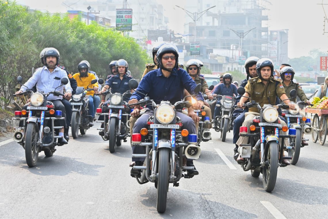 बड़ी खबर : जनमानस की समस्या देखने सड़क पर एक साथ दुपहिया वाहन से निकले डीएम और एसएसपी..