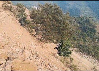 गजब: PWD लैंसडाउन का कारनामा। सड़क निर्माण के लिए उखाड़ दिया स्कूल का खेल मैदान। कुंभकर्ण की नींद सोता रहा स्कूल प्रशाशन