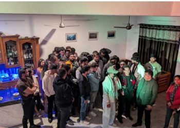 एक्शन : आधी रात को इंपोर्टेड शराब के साथ हाउस पार्टी करते 17 लड़कियों और 40 लड़कों को दबोचा ..