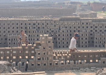 एक्सक्लूसिव : नहीं थम रहा बाल श्रम अपराध, ईट भट्टे पर नाबालिक कर रहे काम ..