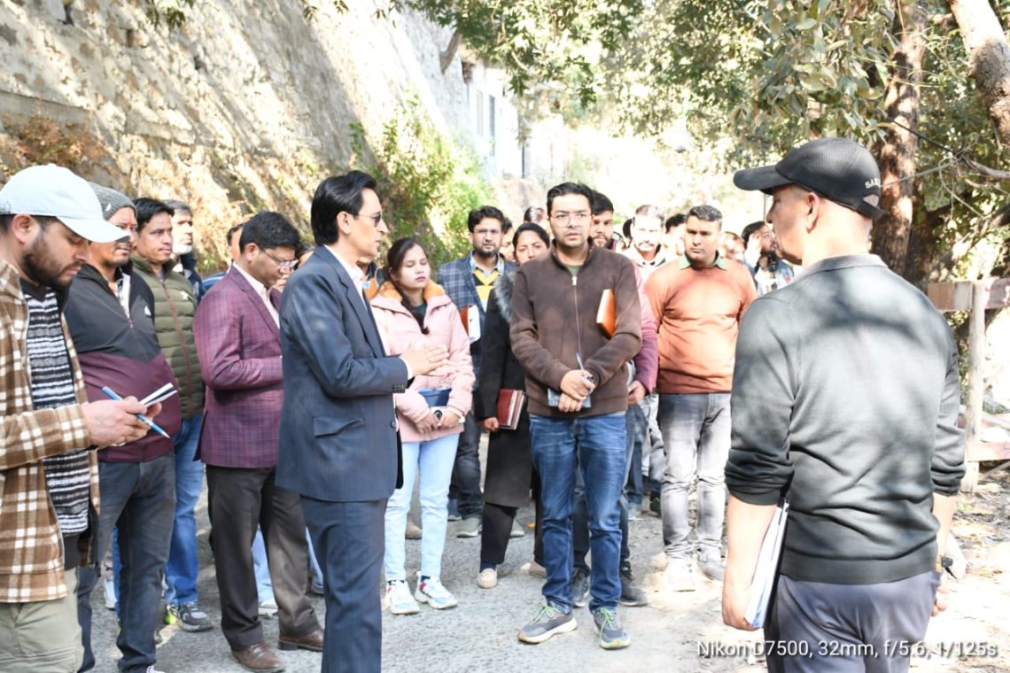 एक्सन : पार्क की जमीन बेचने वाले बिल्डर पर कमिश्नर दीपक रावत की बड़ी कार्रवाई