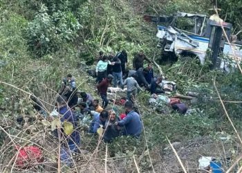 भयानक हादसा : गहरी खाई में गिरी 28 लोगों से भरी अनियंत्रित रोडवेज बस । तीन की मौत, कई घायल ..