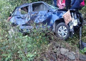 दर्दनाक हादसा : खाई में गिरी अनियंत्रित कार। एक ही परिवार के तीन सदस्यों की मौत ….
