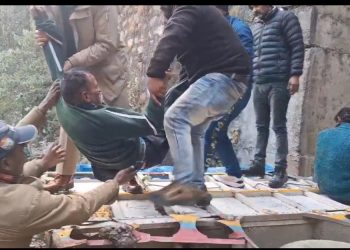 हादसा (वीडियो): गहरी खाई में गिरी पिकअप। दो घायल ..