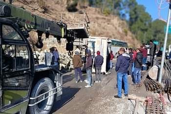 हादसा : सड़क पर पलटा अनियंत्रित डंपर। बमुश्किल बचा चालक..