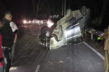 हादसा : ब्रेक फेल होने से सड़क पर पलटी कार , आठ लोग घायल