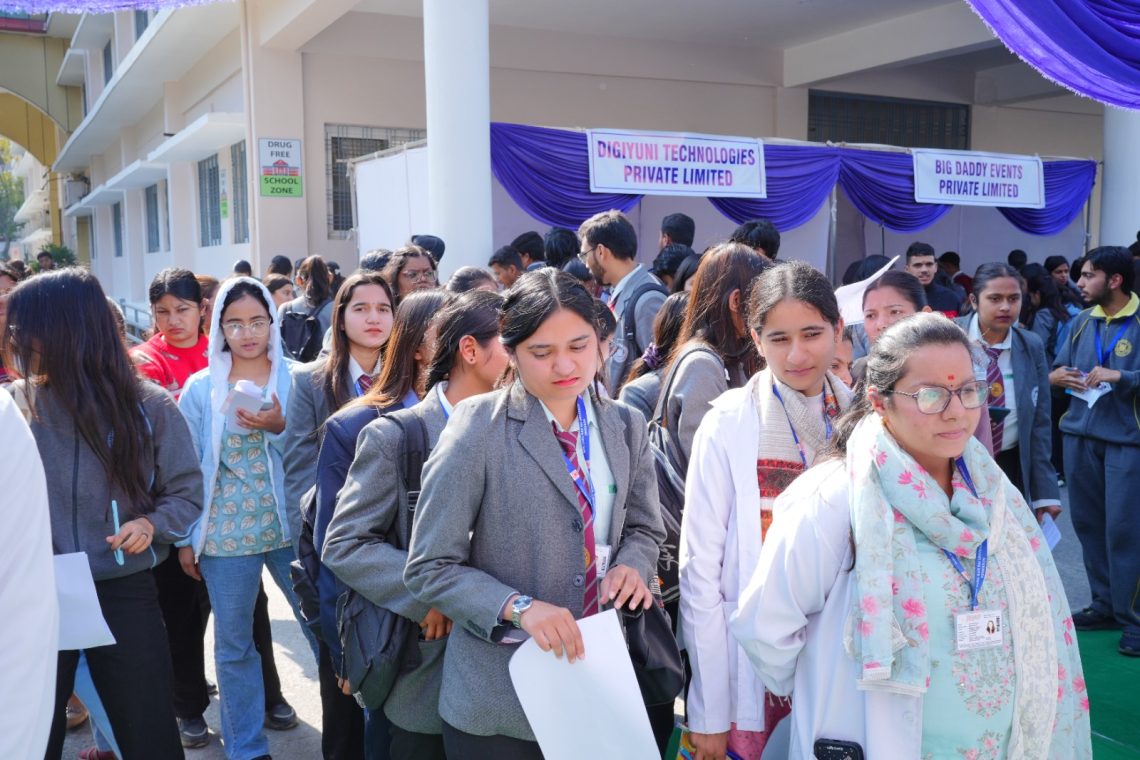 एसजीआरआरयू में जॉब उत्सव-2025 का आयोजन, 200 छात्र-छात्राओं को मिले लाखों के जॉब ऑफर