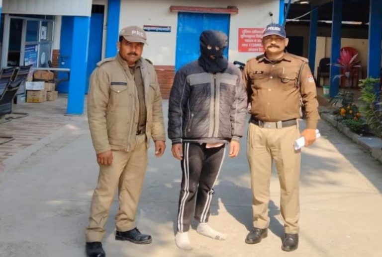 अपराध : बाल कटवाने गई लड़की से हुई अश्लीलता, नाई हुआ गिरफ्तार।