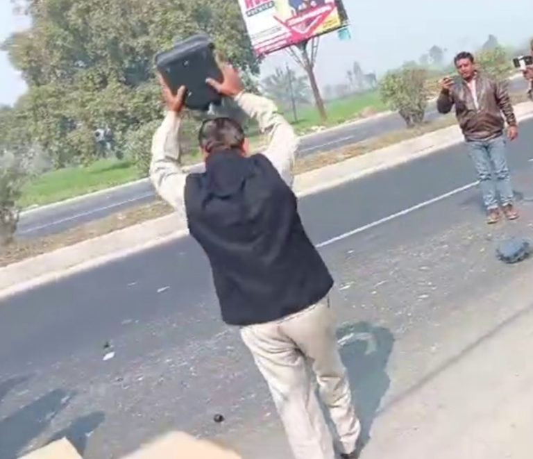 यहां पटक-पटक कर तोड़ डाले प्रीपेड स्मार्ट मीटर, बेहड़ ने जम कर फैलाया रायता।