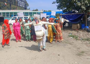 महिलाओं ने किया एई के खिलाफ प्रदर्शन । भ्रष्टाचार के लगाए आरोप,फूंका पुतला