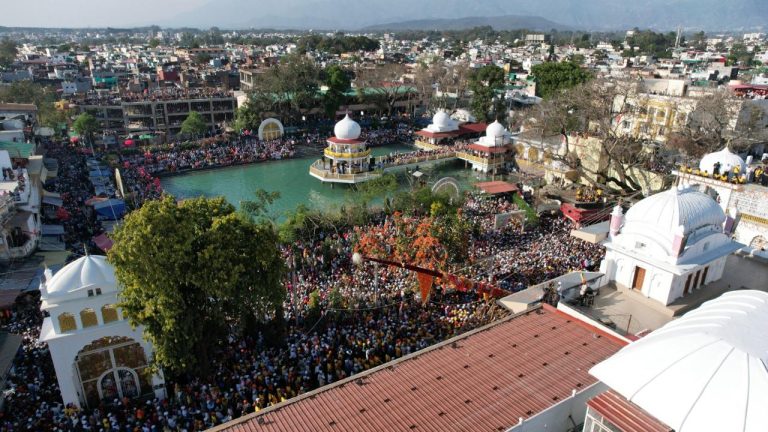 श्री झण्डे जी पर नतमस्तक हुए लाखों श्रद्धालु, जयकारों से गूंजी द्रोणनगरी