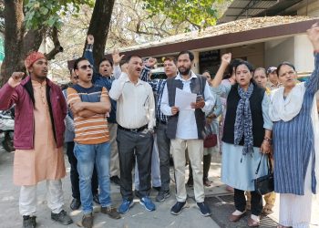 बड़ी खबर: निजी स्कूलों की मनमानी के खिलाफ राष्ट्रवादी रीजनल पार्टी का उग्र प्रदर्शन
