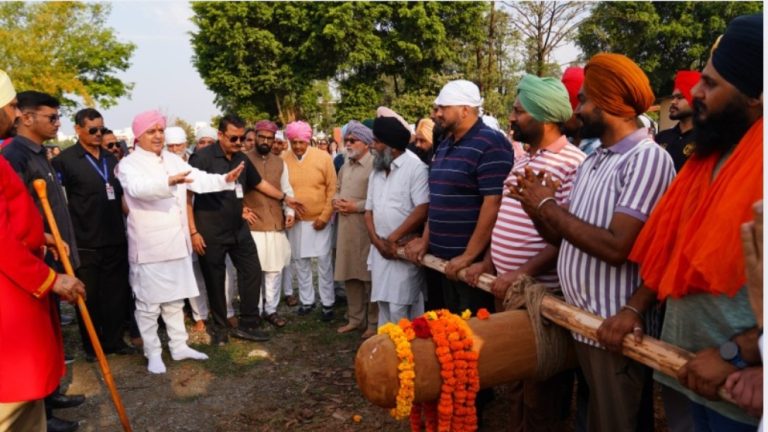 बड़ी खबर: श्री दरबार साहिब में श्रद्धा और भक्ति के साथ पहुंचा 90 फीट ऊंचा नया ध्वजदंड