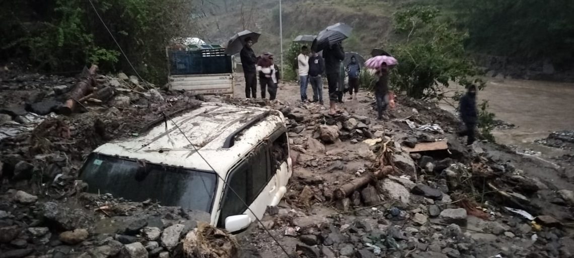 ब्रेकिंग: थराली में आसमानी आफत से तबाही।दो वाहन मलबे में दबे, कई मार्ग अवरुद्ध