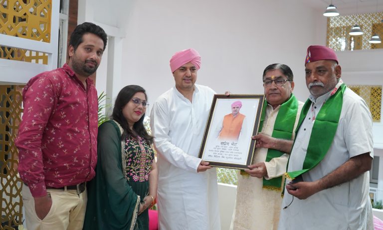 श्री दरबार साहिब पहुंचे किसान यूनियन अध्यक्ष। विराट किसान महोत्सव में श्रीमहंत देवेंद्र दास होंगे सम्मानित