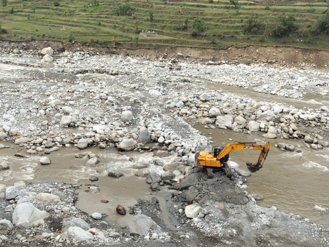 बेखौफ खनन माफिया :  पिंडर नदी में धड़ल्ले से चल रहा अवैध खनन 