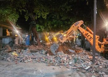 एक्शन: दून अस्पताल में बनी अवैध मजार पर देर रात चला बुलडोजर..