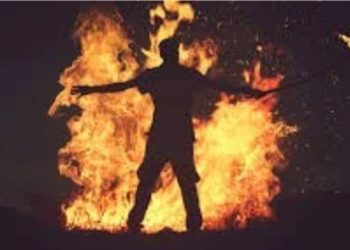हैवानियत: झगड़े के बाद पत्नी का खौफनाक कदम । पति पर पेट्रोल डालकर लगाई