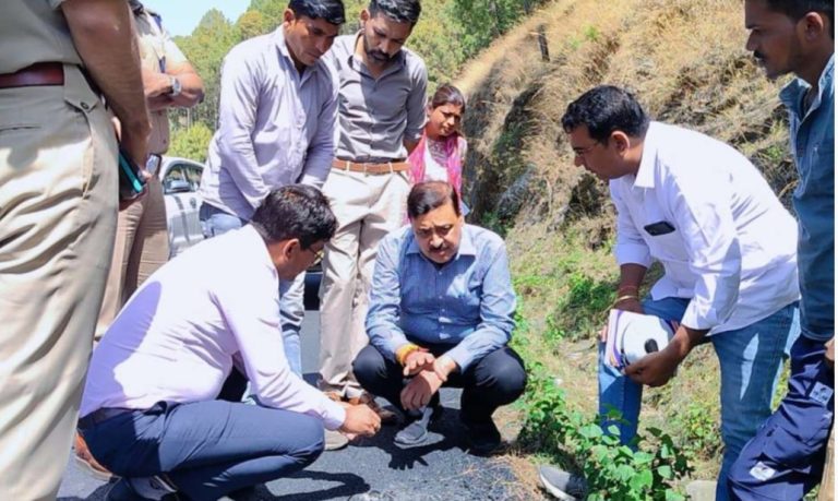 चारधाम यात्रा 2024: सड़क पर उतरे गढ़वाल आयुक्त विनय शंकर पांडे। अहम बैठक में दिए अहम निर्देश