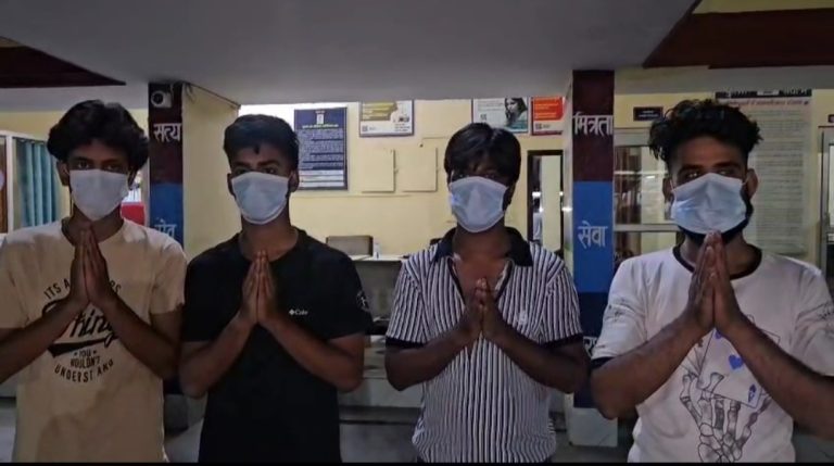 वीडियो: लड़कियों पर अभद्र टिप्पणी कर माहौल बिगाड़ने वाले चार युवक गिरफ्तार