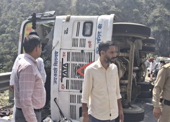 हादसा : हाईवे पर पलटी अनियंत्रित बस ,27 घायल।चालक-परिचालक फरार