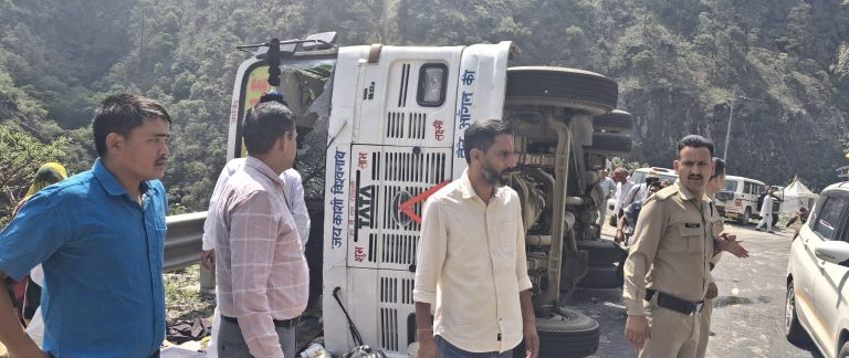हादसा : हाईवे पर पलटी अनियंत्रित बस ,27 घायल।चालक-परिचालक फरार
