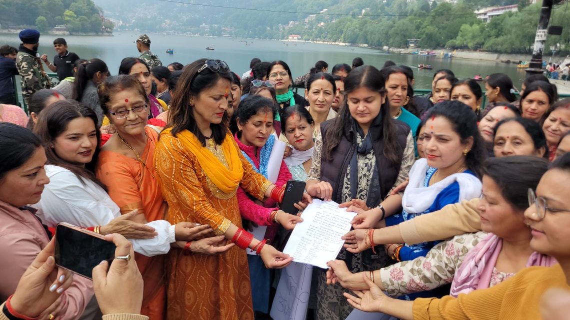 नैनीताल दुष्कर्म मामला: महिलाओं का विरोध। फांसी की मांग
