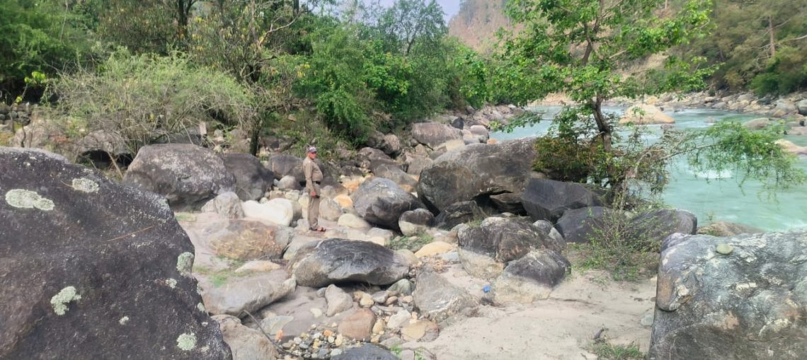 हादसा: टोंस नदी में फिसलकर गिरा युवक। रेस्क्यू ऑपरेशन जारी..
