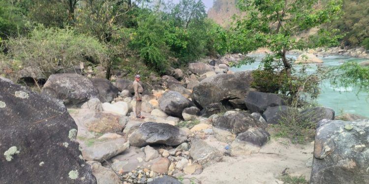 हादसा: टोंस नदी में फिसलकर गिरा युवक। रेस्क्यू ऑपरेशन जारी..