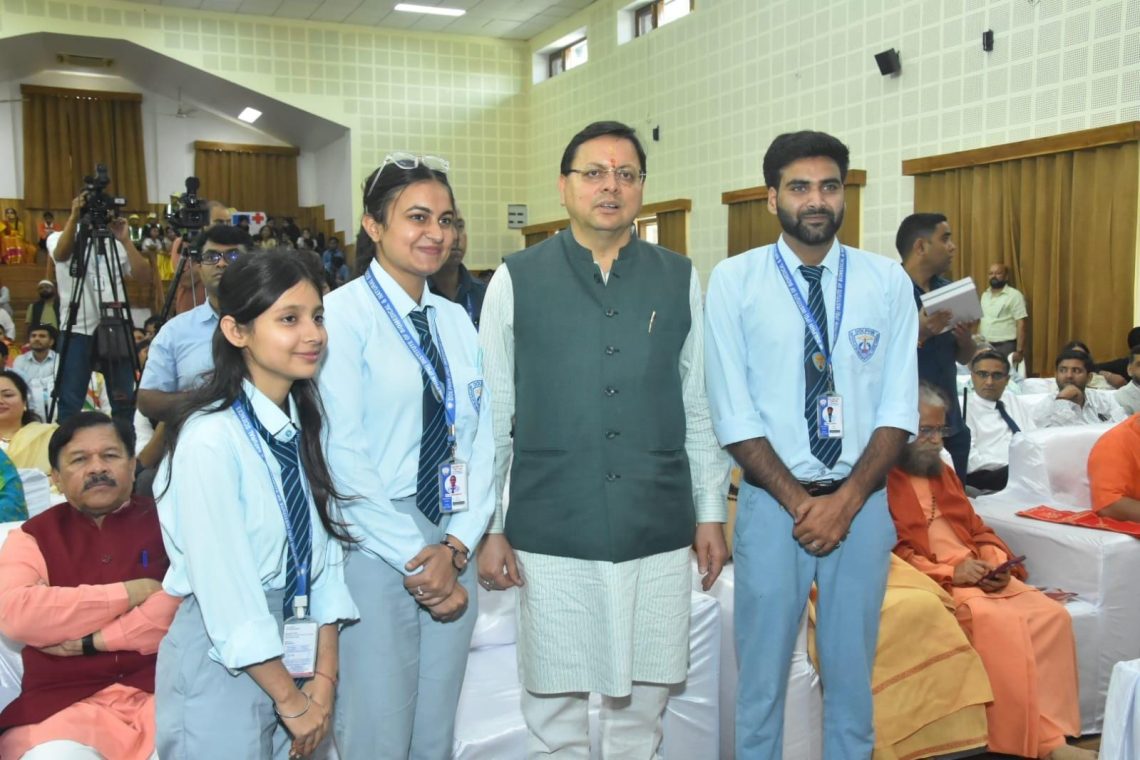 नकल विरोधी कानून पर डॉल्फिन छात्रों ने CM को कहा धन्यवाद
